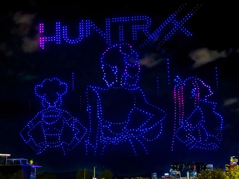 Un espectáculo de drones en el río Hangang bajo el tema de 'Las guerreras K-pop', ilumina el cielo nocturno sobre el Parque del Río Hangang de Ttukseom, el 7 de septiembre, en el distrito de Gwangjin-gu, Seúl. | Cuenta oficial del Gobierno Metropolitano de Seúl en Instagram