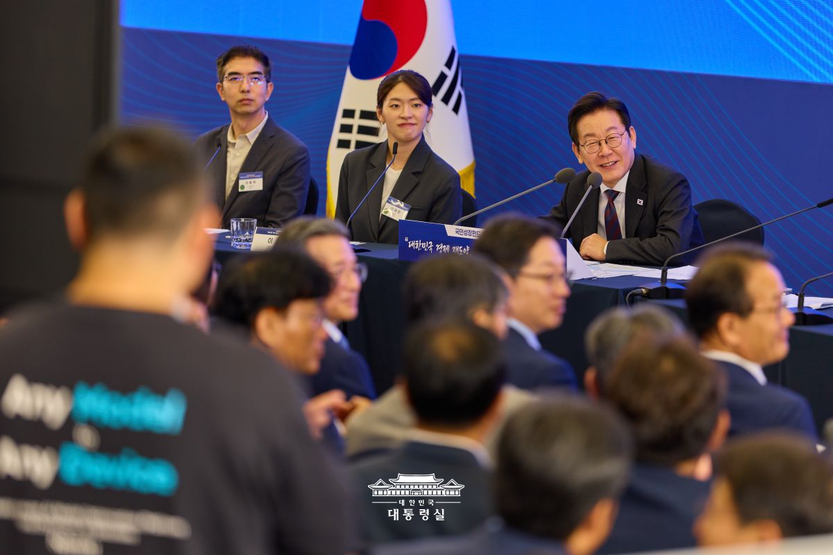 El presidente Lee Jae Myung (dcha.) asiste a una conferencia sobre el Fondo Nacional de Crecimiento, el 10 de septiembre, en el centro de apoyo a empresas emergentes Front1, en el distrito de Mapo-gu, Seúl. | Oficin presidencial