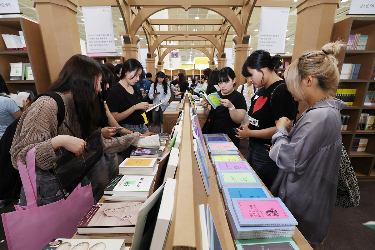 El primer Festival de Literatura Coreana se celebrará del 12 al 25 de septiembre en varias sedes del país, incluido el barrio de Daehangno, en el distrito de Jongno-gu de Seúl. La foto muestra una escena de la Feria Internacional del Libro de Seúl, el 18 de junio en el centro de convenciones COEX, distrito de Gangnam-gu, Seúl. | Lee Jeong Woo