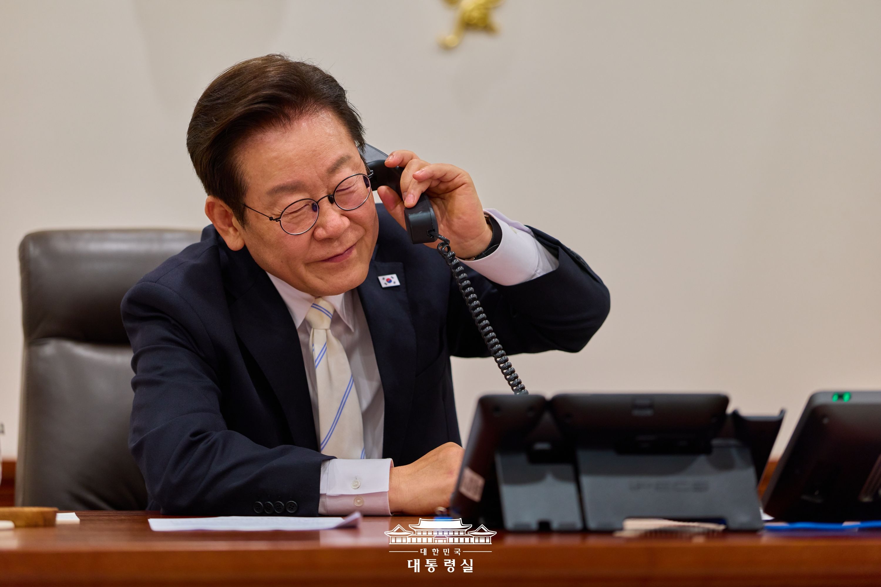 El presidente Lee Jae Myung sostiene una conversacion telefónica con su homólogo polaco Donald Tusk, el 11 de septiembre, en su oficina en Seúl. | Oficina presidencial