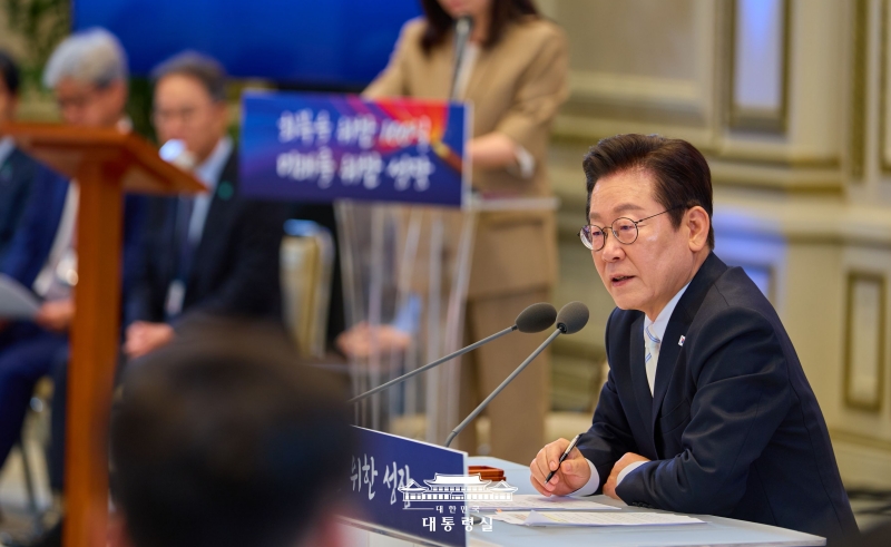 El presidente Lee Jae Myung habla durante la conferencia de prensa celebrada el 11 de septiembre en el antiguo complejo presidencial Cheong Wa Dae, con motivo de los 100 días desde su investidura. | Oficina presidencial