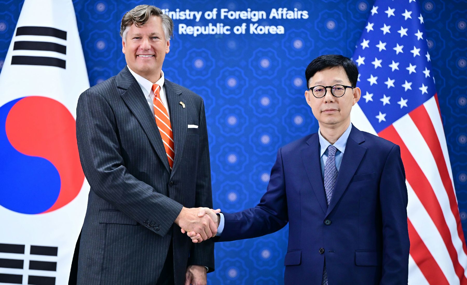 El viceministro primero de Asuntos Exteriores de Corea, Park Yoon-joo (derecha), y el subsecretario de Estado de Estados Unidos, Christopher Landau, se dan la mano el 14 de septiembre antes de iniciar sus conversaciones bilaterales en la sede de la cancillería coreana, en el distrito de Jongno-gu de Seúl. | Ministerio de Asuntos Exteriores de Corea