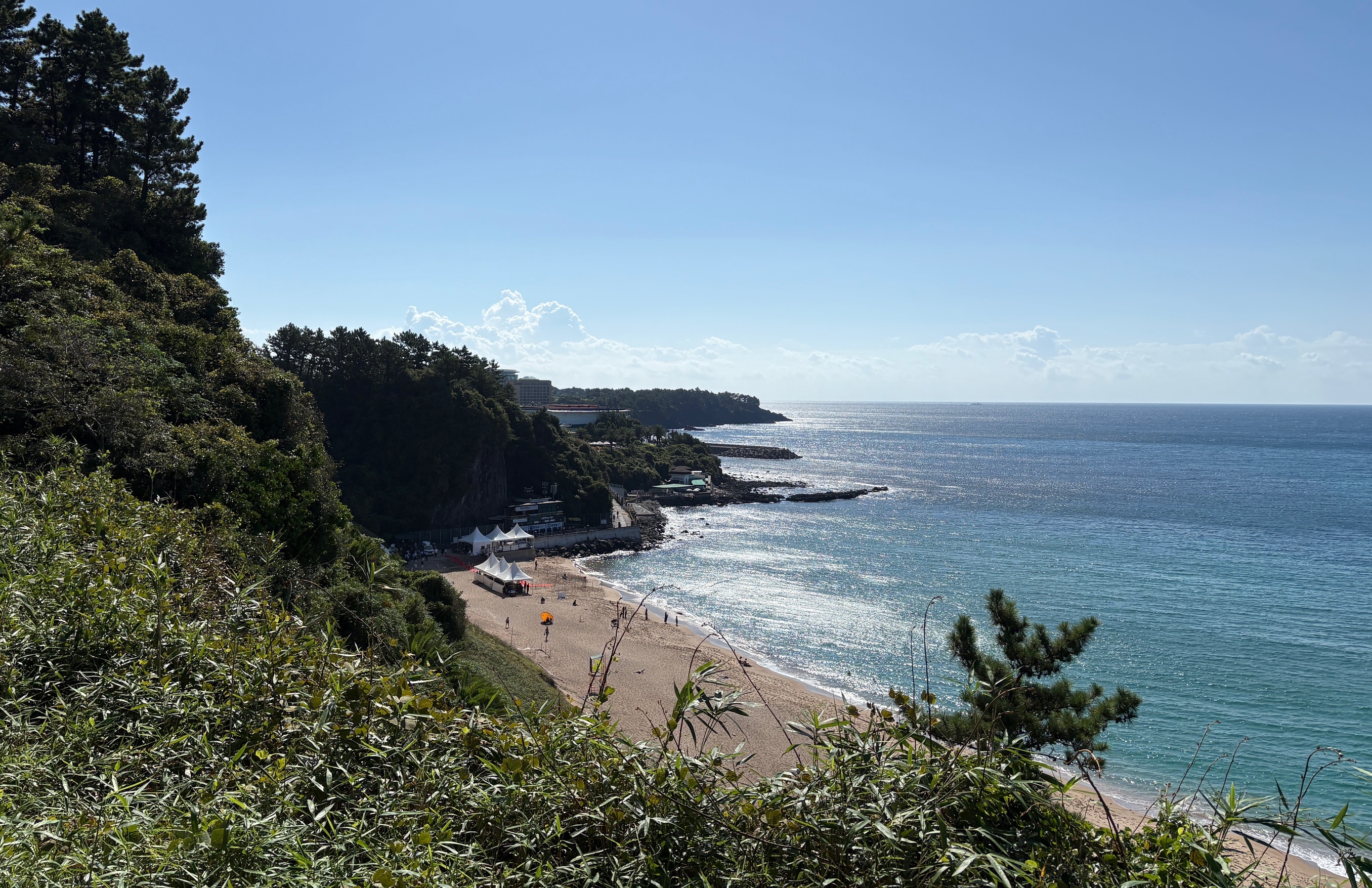 Se muestra la vista de la playa Saekdal de Jungmun en Seogwipo, isla de Jeju, el 11 de septiembre. Las aguas circundantes han sido designadas como zona de liberación de tortugas marinas por su baja actividad pesquera y el fácil acceso al océano Pacífico, su principal hábitat migratorio. | Charles Audouin