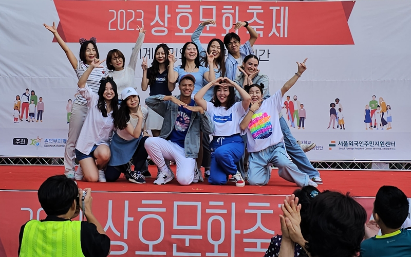 Los participantes de la clase de baile K-pop del Centro de Residentes Extranjeros de Seúl en 2023 durante su actuación en el Festival Intercultural de Gwanak, en el distrito de Gwanak-gu, Seúl. | Centro de Residentes Extranjeros de Seúl