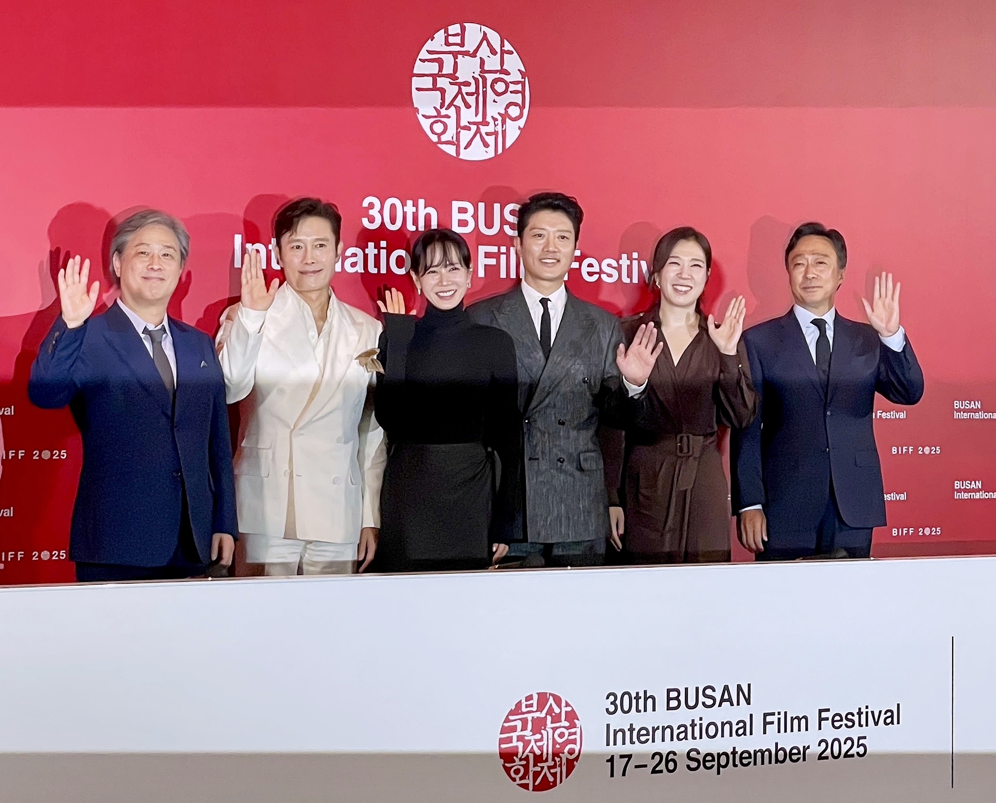 El director Park Chan-wook (izquierda) y el elenco de 'No Other Choice' posan para los fotógrafos durante la conferencia de prensa de la película, el 17 de septiembre, en el cine Cinema I del Centro de Cine de Busan, distrito de Haeundae-gu. De izquierda a derecha: Park, Lee Byung-hun, Son Ye-jin, Park Hee-soon, Yeom Hye-ran y Lee Sung-min. 