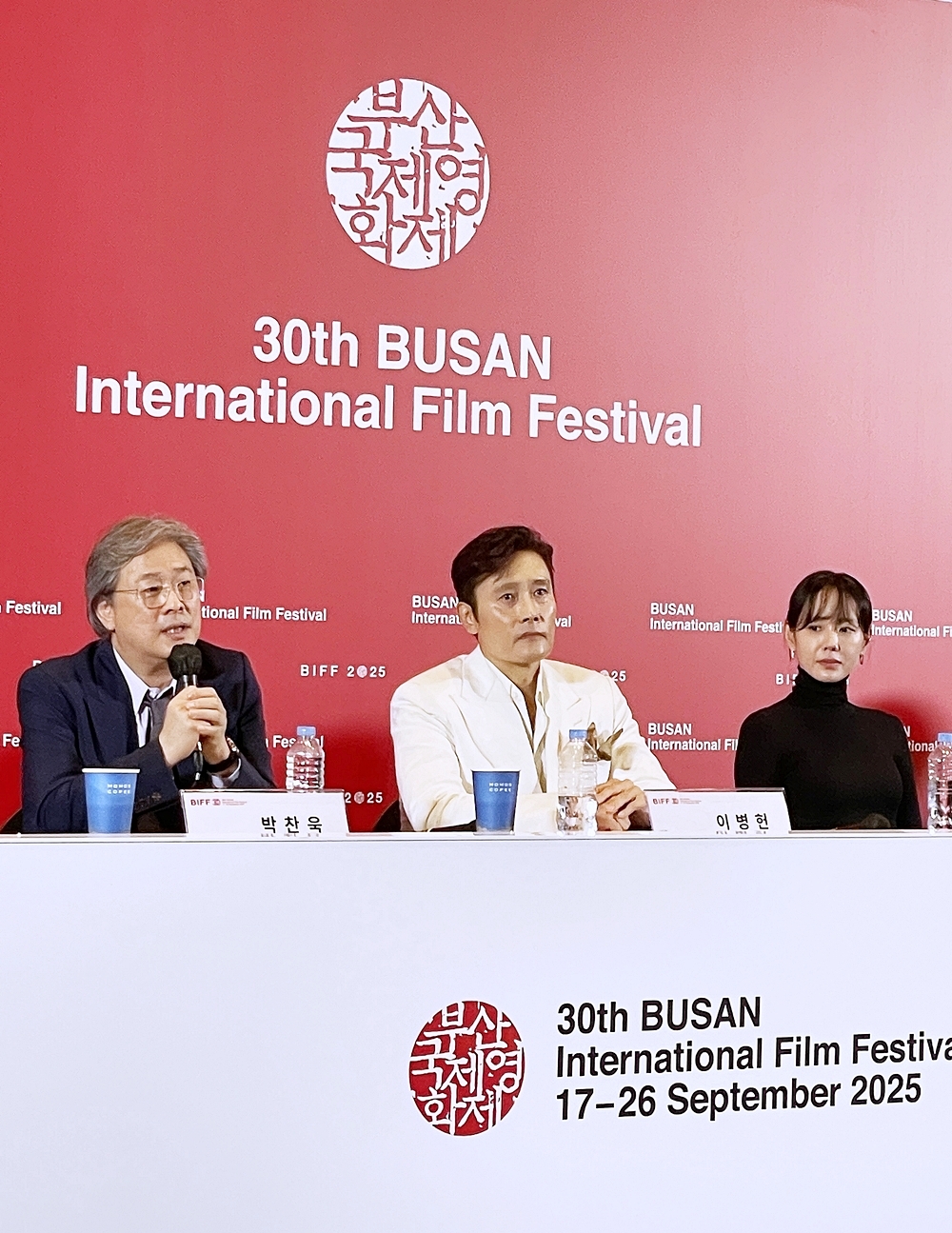 El director Park Chan-wook responde a preguntas durante la conferencia de prensa de su más reciente obra 'No Other Choice', el 17 de septiembre, en el cine Cinema I del Centro de Cine de Busan, distrito de Haeundae-gu.