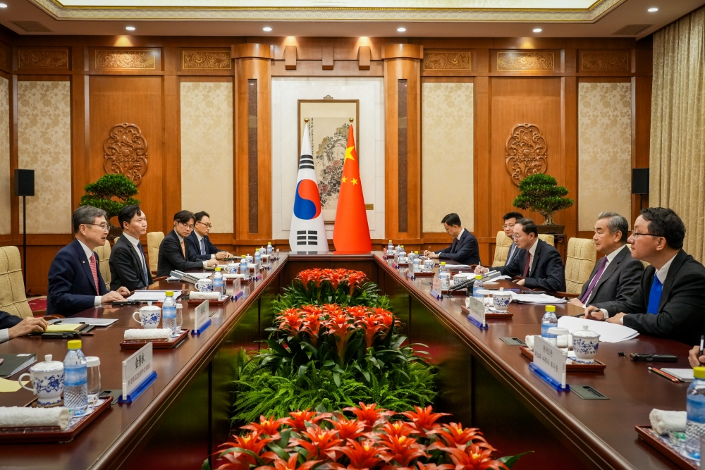 El 17 de septiembre, el ministro de Asuntos Exteriores de Corea, Cho Hyun (cuarto desde el frente en la fila izquierda), mantiene conversaciones bilaterales con su homólogo chino Wang Yi (cuarto desde el frente en la fila derecha), director de la Oficina de la Comisión Central de Asuntos Exteriores del Partido Comunista de China, en la Casa de Huéspedes de Estado de Diaoyutai en Pekín. | Ministerio de Asuntos Exteriores de Corea
