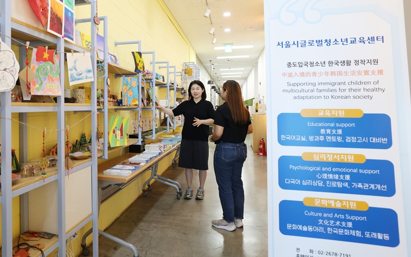 Shin Hye Young, directora del Centro Global de Educación Juvenil de Seúl, muestra los trabajos realizados por los jóvenes en actividades de club en el centro.