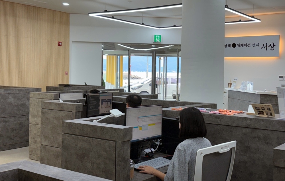 El 19 de septiembre, un empleado estaba trabajando con una computadora en el ‘Seosang Workation Center’, en Seomyeon, Namhae, provincia de Gyeongsang del Sur. Este espacio, que sirvió como terminal de transbordadores de pasajeros durante la Expo Yeosu 2012, fue remodelado para convertirlo en una oficina compartida y reabierto en abril del año pasado. | Charles Audouin