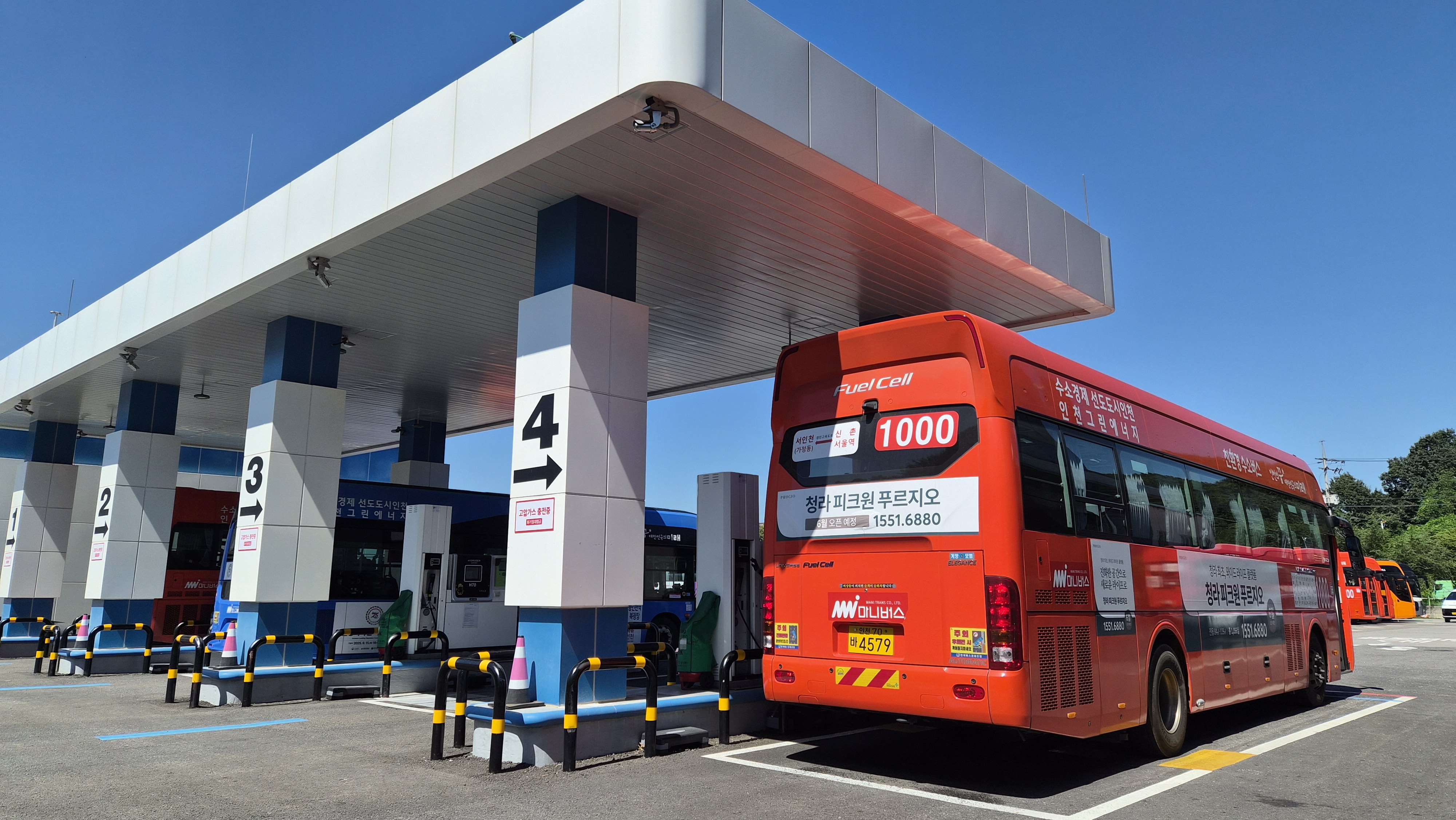 Un autobús de hidrógeno se abastece, el 10 de octubre, en la planta de hidrógeno líquido más grande del mundo, situada en el barrio de Gyeongseo-dong, en el distrito de Seo-gu, Incheon. Al arrancar, el vehículo emite un leve zumbido y un sonido parecido al del viento. | SK Innovation
