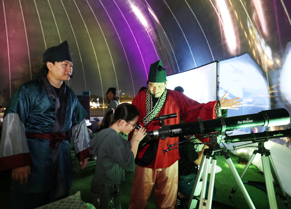 El 16 de septiembre, en una zona interactiva junto al Observatorio Cheomseongdae, los participantes del programa 'La noche de Silla' observan las constelaciones y aprenden sobre la cultura astronómica del reino.