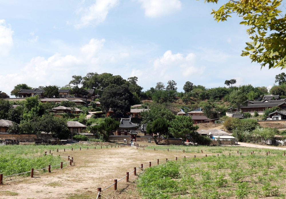 Se muestra la vista de la aldea tradicional de Yangdong en Gyeongju.