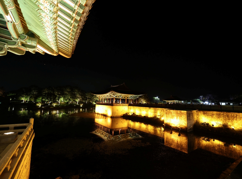  Vista nocturna del palacio Donggung y el estanque Wolji.