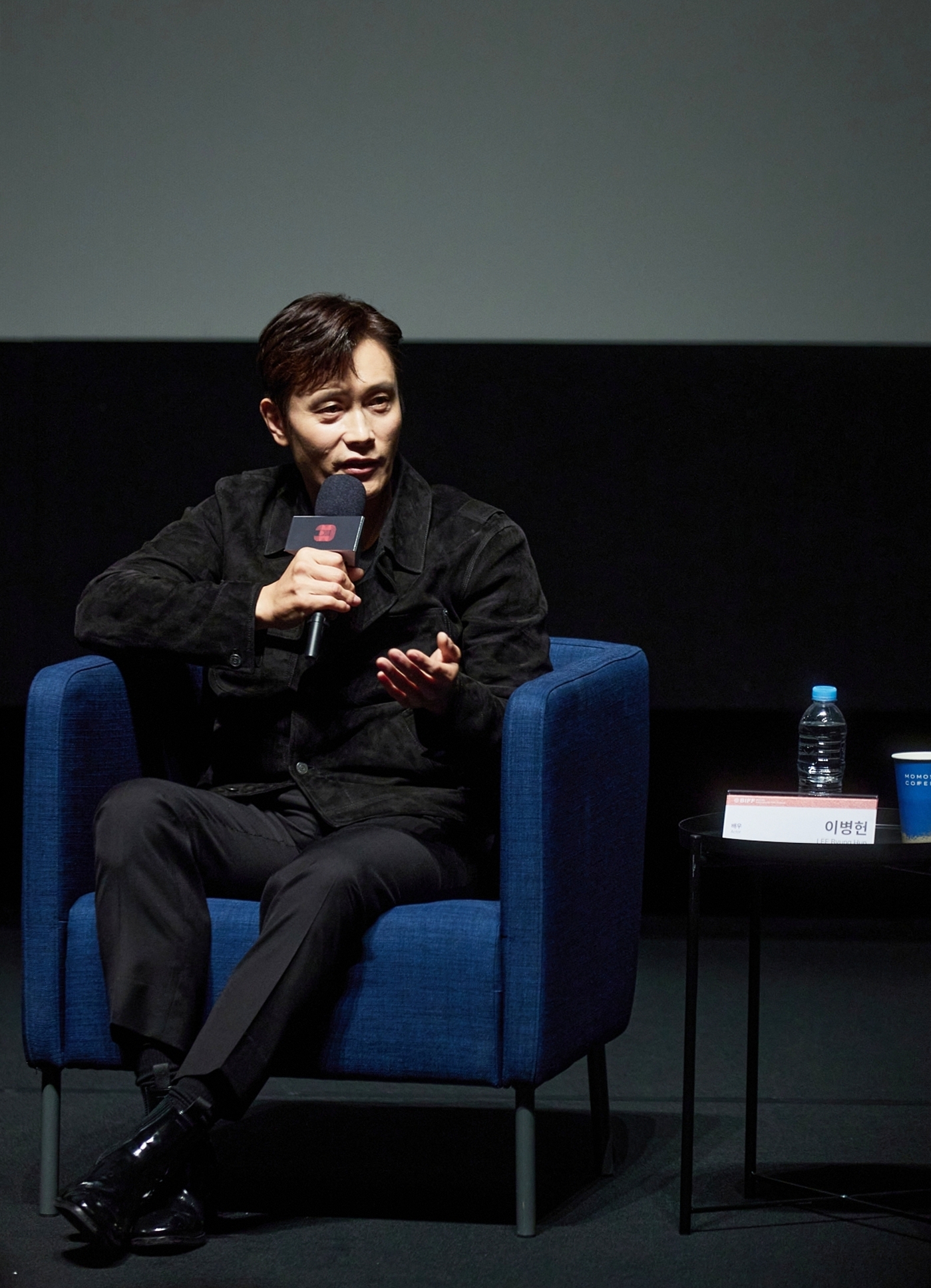 El actor Lee Byung-hun interviene durante el programa&ldquo;Actors&rsquo; House del BIFF, el 19 de septiembre, en el Teatro Sohyang de la Universidad Dongseo, en Busan. | BIFF