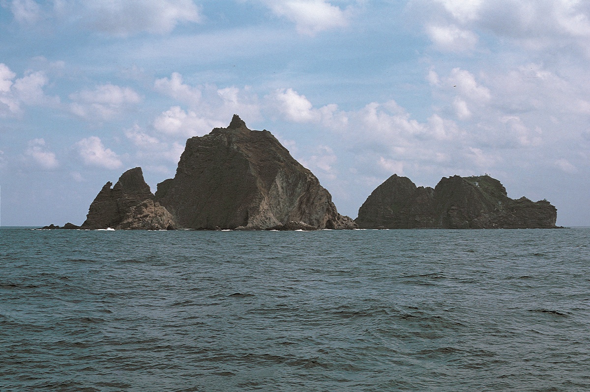 La isla de Dokdo está compuesta por dos islotes principales, Dongdo (isla oriental) y Seodo (isla occidental), además de 89 formaciones rocosas. | iclickart (La reproducción o redistribución no autorizada de esta imagen está prohibida de acuerdo con las leyes de derechos de autor.)