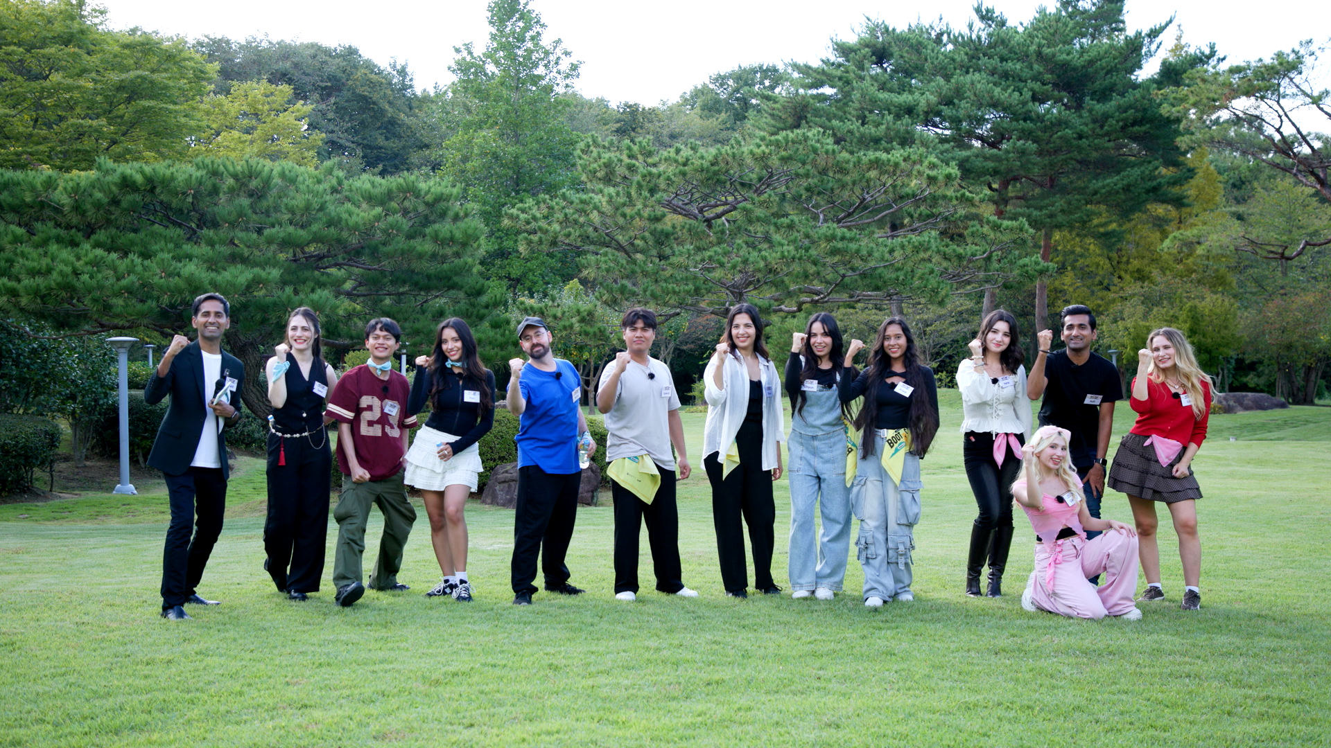 La tercera temporada del programa Star K-Influencer Boot Camp, producido por el Ministerio de Cultura, Deportes y Turismo, se grabó del 20 al 21 de septiembre en Gyeongju, provincia de Gyeongsangbuk-do, para dar a conocer el legado milenario del antiguo reino de Silla. En la foto, los participantes del programa posan para una foro grupal durante el rodaje.