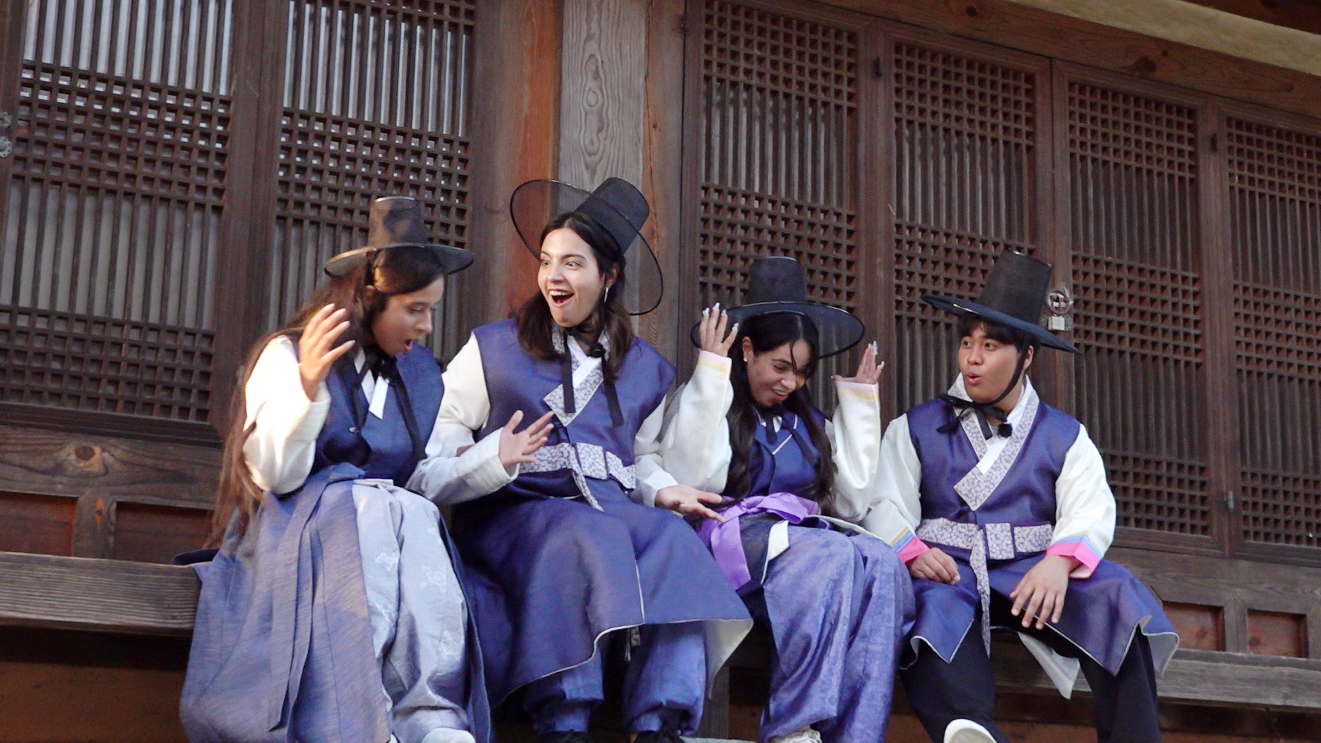 El equipo Hwarang posa en el Pueblo Tradicional de Gyochon. De izquierda a derecha: Priyal Gupta (India), Zahra Kazemzadeh (Irán), Silham Warrad (Marruecos) y Saurabh Thapa (Nepal).