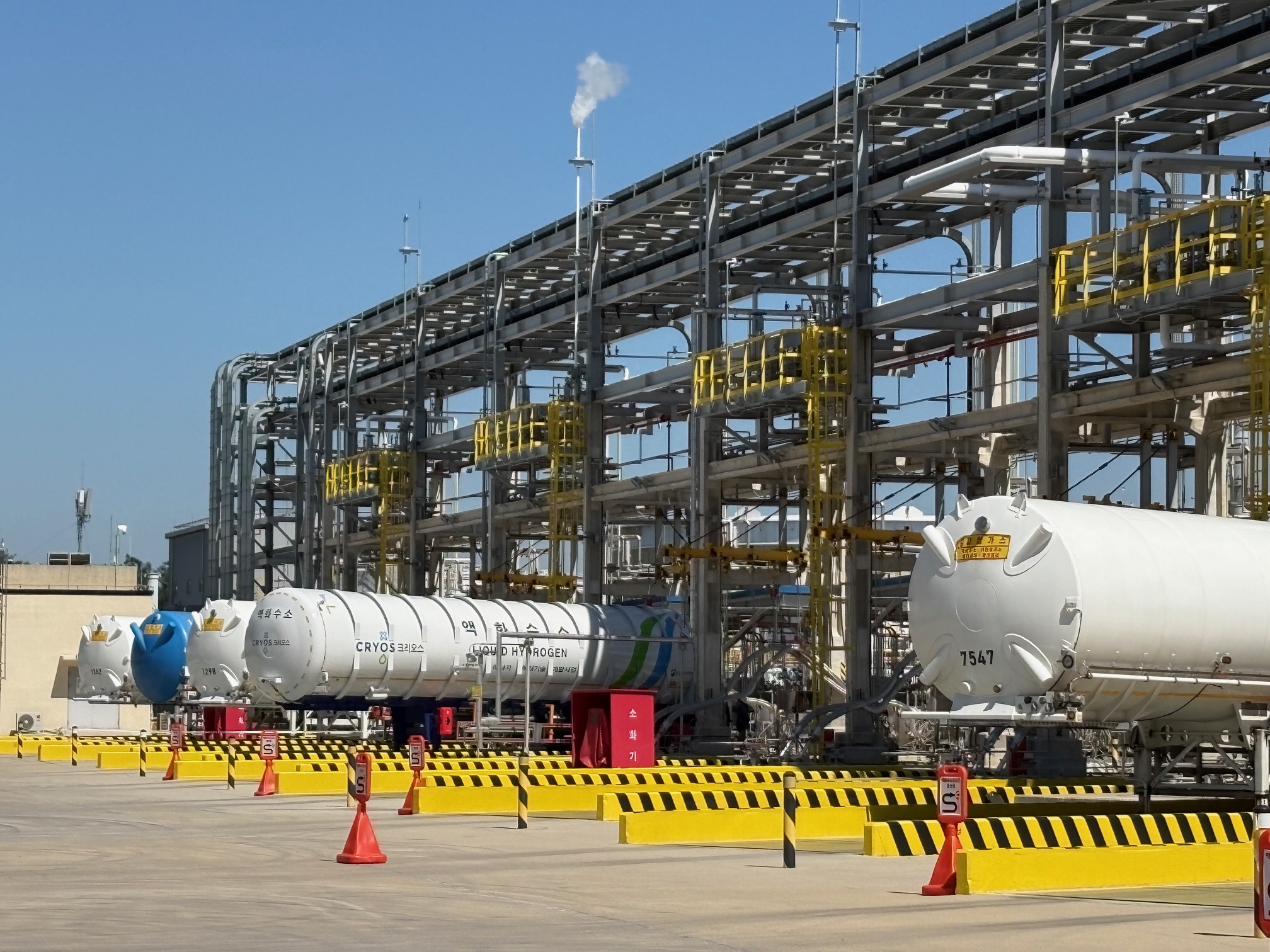 La foto muestra la zona de carga de la planta de hidrógeno líquido de SK E&S, situada en el complejo petroquímico de SK Incheon. Tras los procesos de refinación y licuefacción, el hidrógeno líquido se almacena en seis tanques de 20 toneladas cada uno y se transporta en doce unidades, con una capacidad total de 90 toneladas diarias. | Charles Audouin