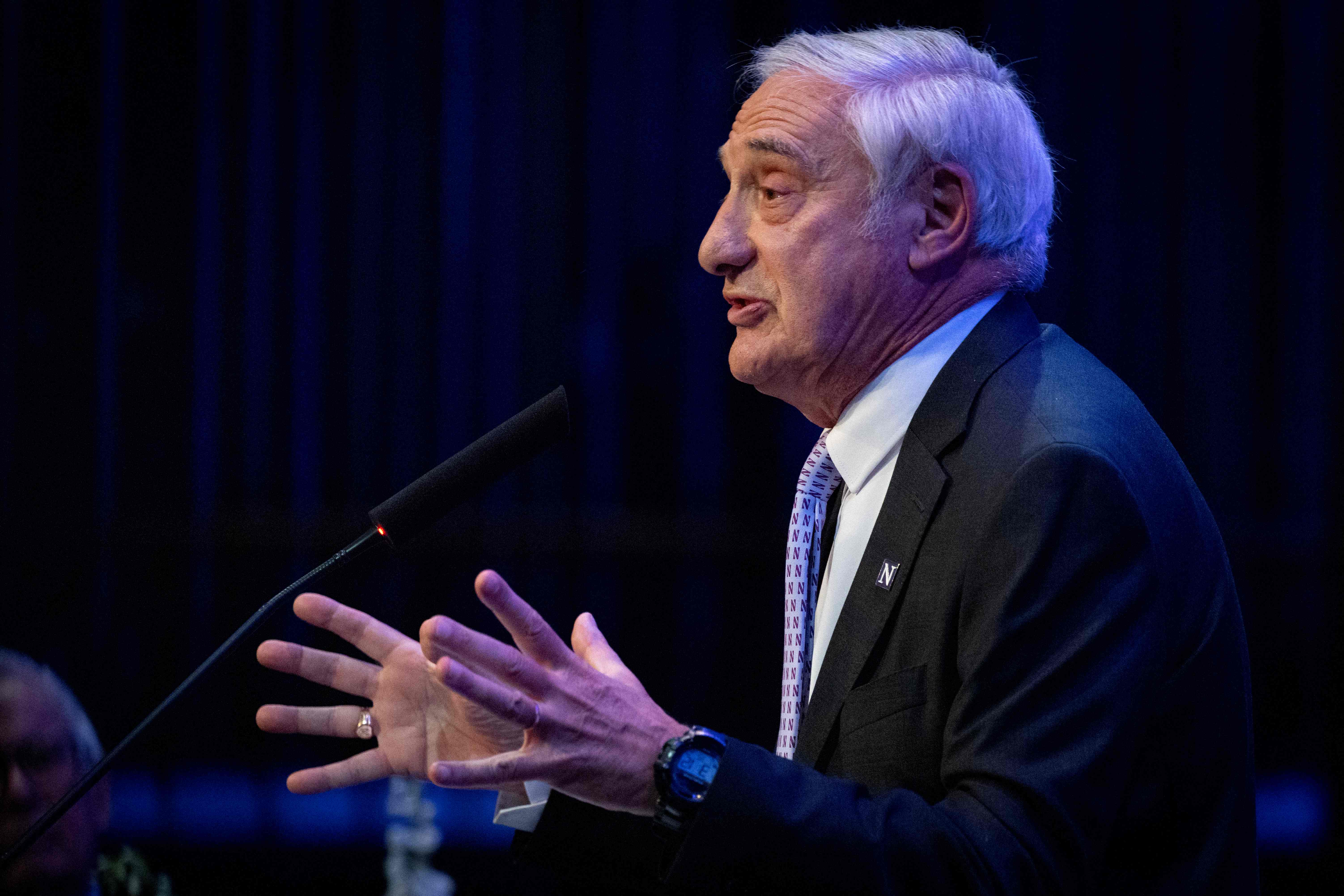 El profesor Joel Mokyr, de la Universidad Northwestern de EE.UU., seleccionado como ganador conjunto del Premio Nobel de Economía de este año, responde a las preguntas de los periodistas durante una rueda de prensa celebrada el día 13 (hora local) en el campus de la Universidad Northwestern, cerca de la ciudad de Chicago. | Agencia de Noticias Yonhap