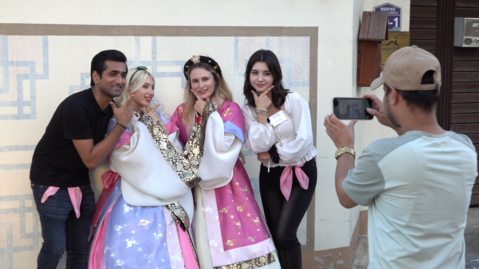 El equipo Wolji en la calle Hwangnidan-gil, una de las zonas más populares de Gyeongju entre los jóvenes. De izquierda a derecha: Rana Adil Mushtaq (Pakistán), Ceren Polat (Turquía), Lisa Santini (Italia) y Tsetska Plamenova Pashovska (Bulgaria).