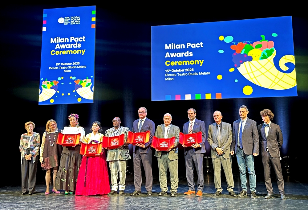 El Gobierno Metropolitano de Seúl fue galardonado durante la décima edición de los premios del Foro Mundial del Pacto de Política Alimentaria Urbana de Milán. La foto muestra a los ganadores del premio posan el 15 de octubre (hora local) en Milán, Italia. | Gobierno Metropolitano de Seúl