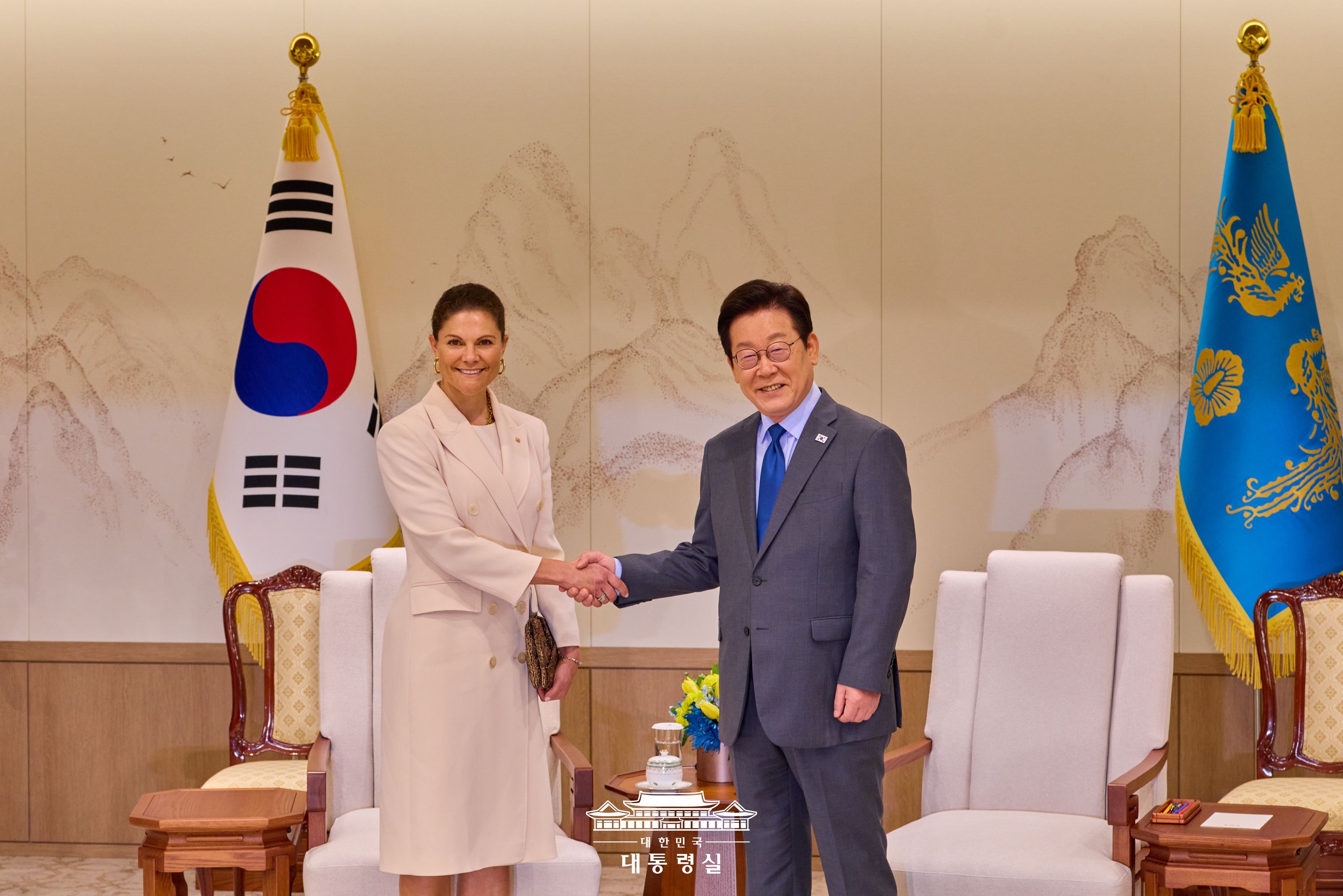 ﻿El presidente Lee Jae Myung (dcha.) estrecha la mano de la princesa heredera Victoria de Suecia, el 15 de octubre, en la oficina presidencial en Seúl. | Oficina presidencial