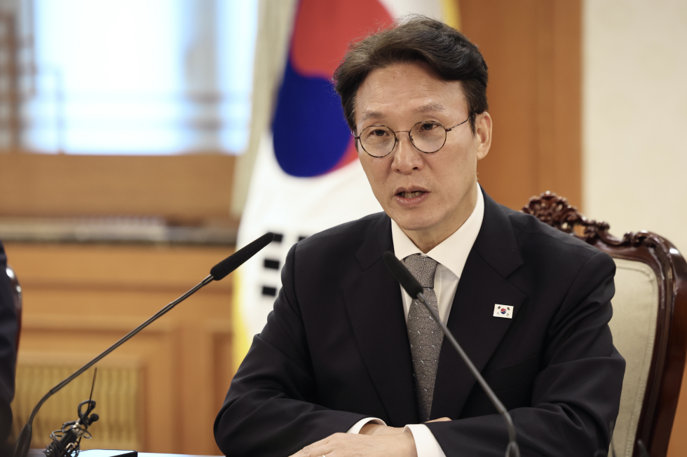 El primer ministro Kim Min-seok preside una reunión ministerial sobre seguridad pública y protección de ciudadanos extranjeros,  el 15 de octubre, en el Complejo Gubernamental de Seúl, en el distrito de Jongno-gu. | Oficina de Coordinación de Políticas del Gobierno