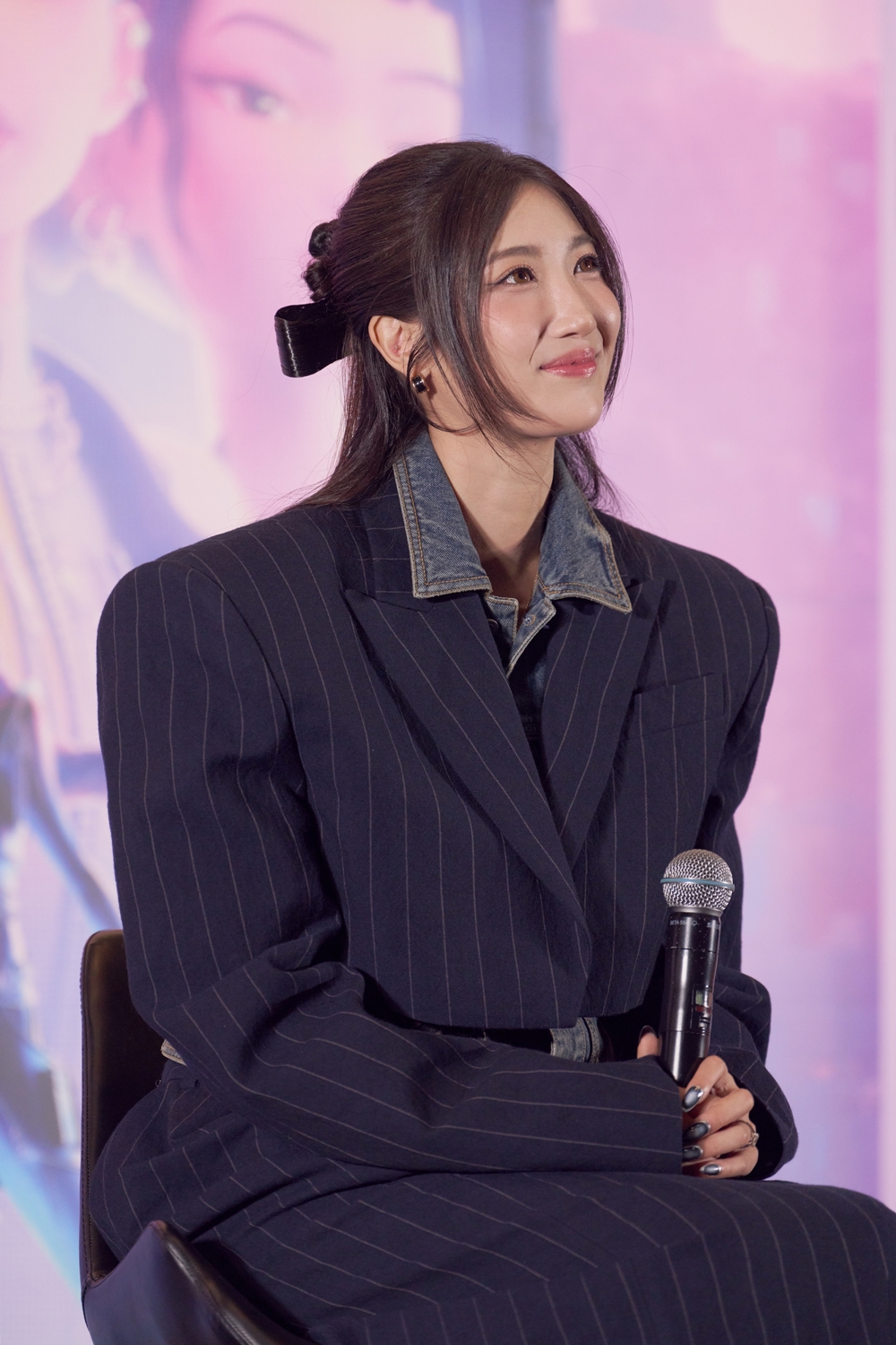 La cantautora EJAE, de 'Las guerreras de K-pop', responde preguntas durante una conferencia de prensa celebrada el 15 de octubre en el cine múltiplex CGV Yongsan I’Park Mall, en el distrito de Yongsan-gu, Seúl.