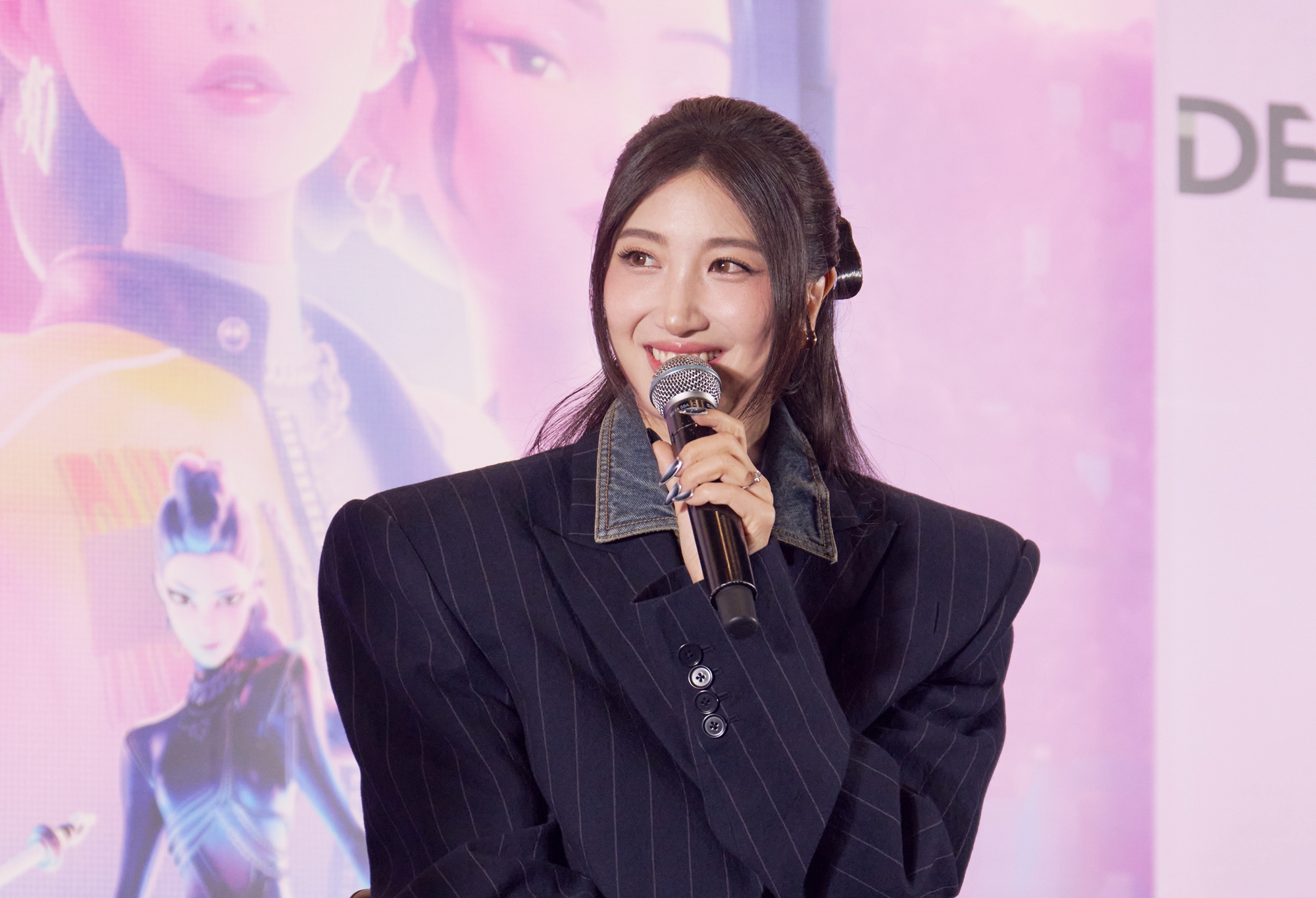 La cantautora EJAE, del éxito animado de Netflix 'Las guerreras de K-pop', responde preguntas durante una conferencia de prensa celebrada el 15 de octubre en el cine múltiplex CGV Yongsan I’Park Mall, en el distrito de Yongsan-gu, Seúl. 