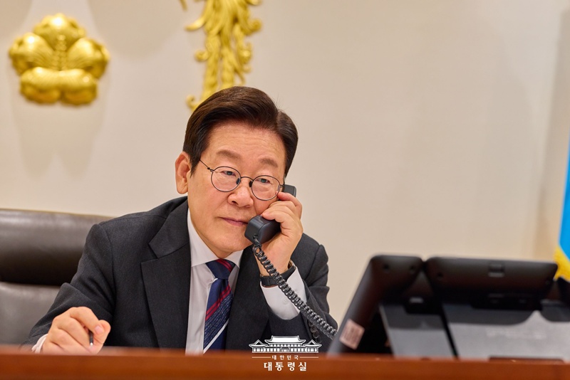 ▲ 이재명 대통령이 16일 아누틴 찬위라꾼 태국 총리와 취임 후 첫 통화를 하고 있다. 대통령실