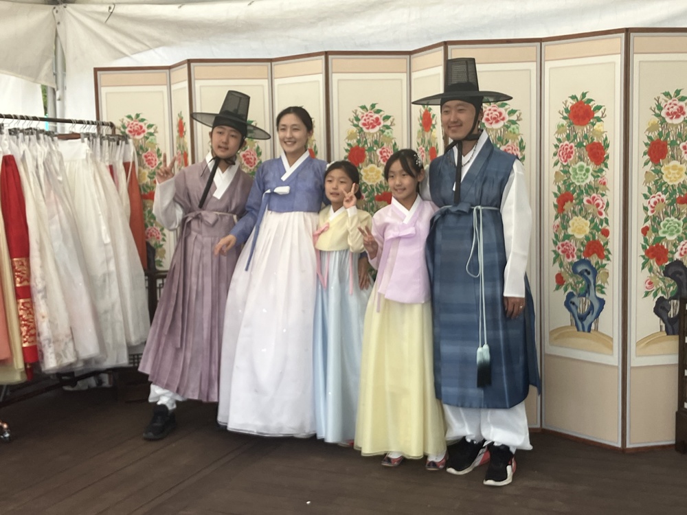 El Ministerio de Cultura, Deportes y Turismo, junto con la Fundación de Artesanía y Diseño de Corea (KCDF, por sus siglas en inglés), celebrará del 21 al 26 de octubre la Semana de la Cultura del Hanbok, con una amplia programación que incluye desfiles de moda, exposiciones y actividades interactivas. | KCDF