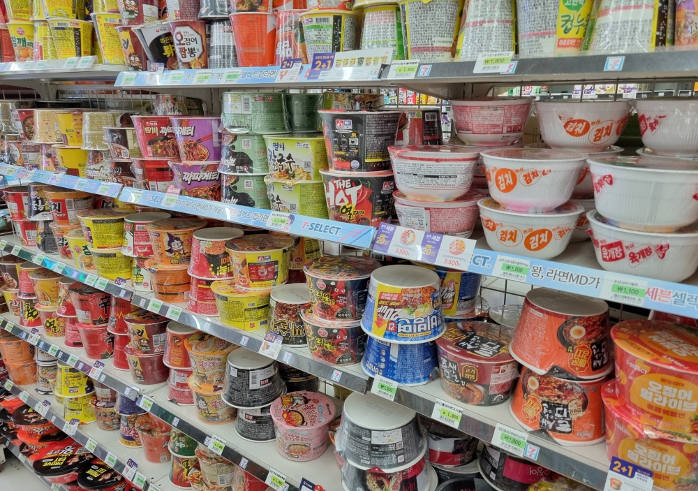 Se muestra una sección de copas de ramyeon (fideos instantáneos) en una tienda de conveniencia en el distrito de Jongno-gu, en Seúl, el 20 de octubre. | Aisylu Akhmetzianova