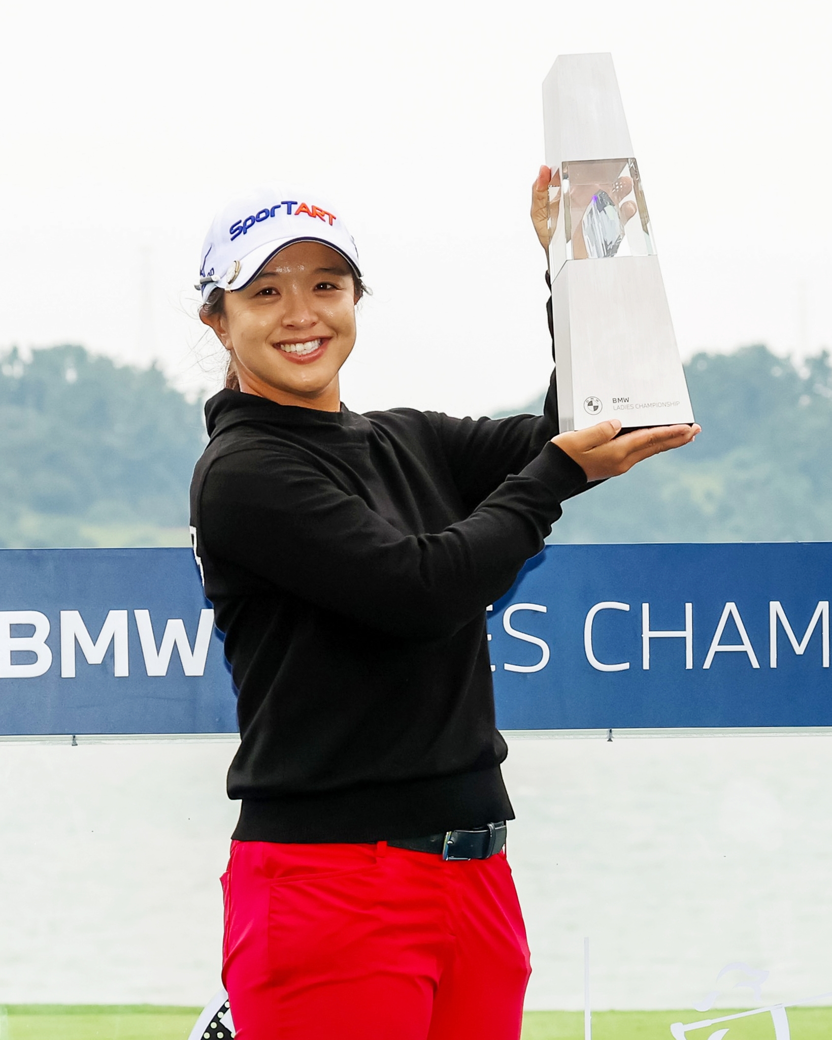 La golfista Kim Sei-young posa con el trofeo del BMW Ladies Championship del circuito estadounidense de la Asociación Profesional de Golf Femenino (LPGA, por sus siglas en inglés), el 19 de octubre, en el campo Pine Beach Golf Links, en el condado de Haenam-gun, provincia de Jeollanam-do. | LPGA