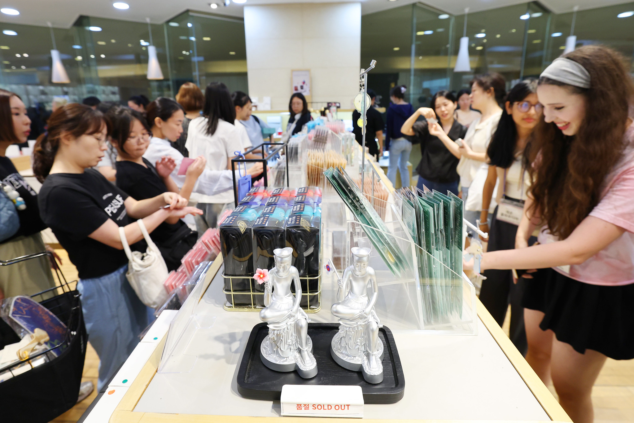 Los visitantes recorren la tienda de recuerdos del Museo Nacional de Corea, en el distrito de Yongsan-gu, en Seúl, el 20 de agosto. | Lee Jeong Woo