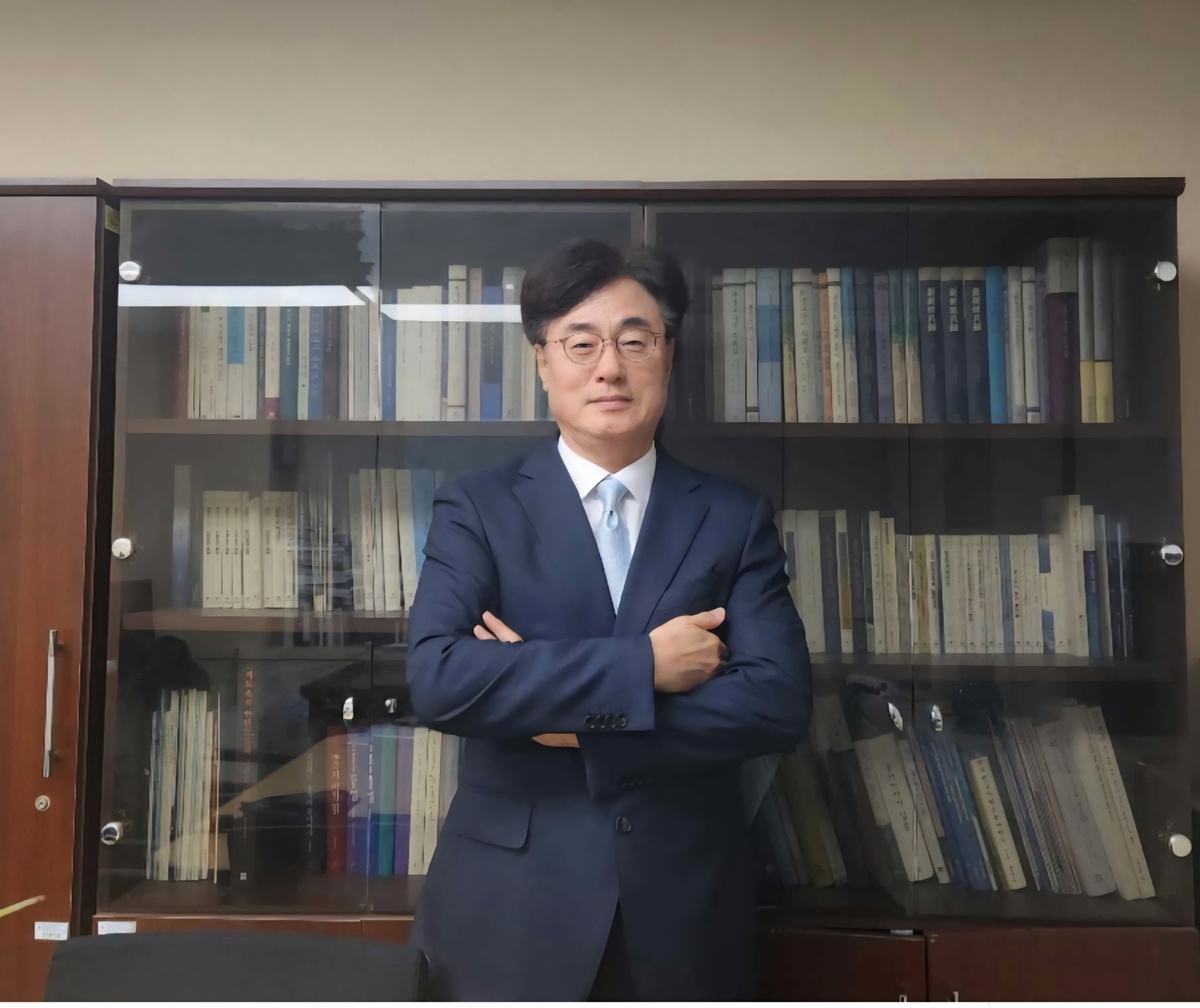 Doh See-hwan, director general de la Oficina de Investigación y Relaciones Públicas sobre Dokdo de la Fundación de Historia del Noreste Asiático, durante una entrevista con Korea.net, en su oficina, el 24 de septiembre. | Lee Jihae