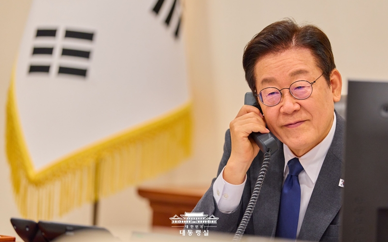 El presidente Lee Jae Myung mantiene una conversación telefónica con el presidente egipcio Abdel Fattah el-Sisi, el 20 de octubre, desde su oficina en Seúl. | Oficina presidencial