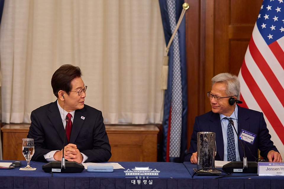 El presidente Lee Jae Myung (izq.) conversa con Jensen Huang, fundador y director ejecutivo de Nvidia durante la mesa redonda Corea-EE. UU. celebrada el 25 de agosto (hora local) en el hotel Willard de Washington D.C. | Oficina presidencial 