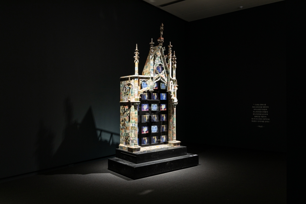 'My Faust: Economics' de Nam June Paik