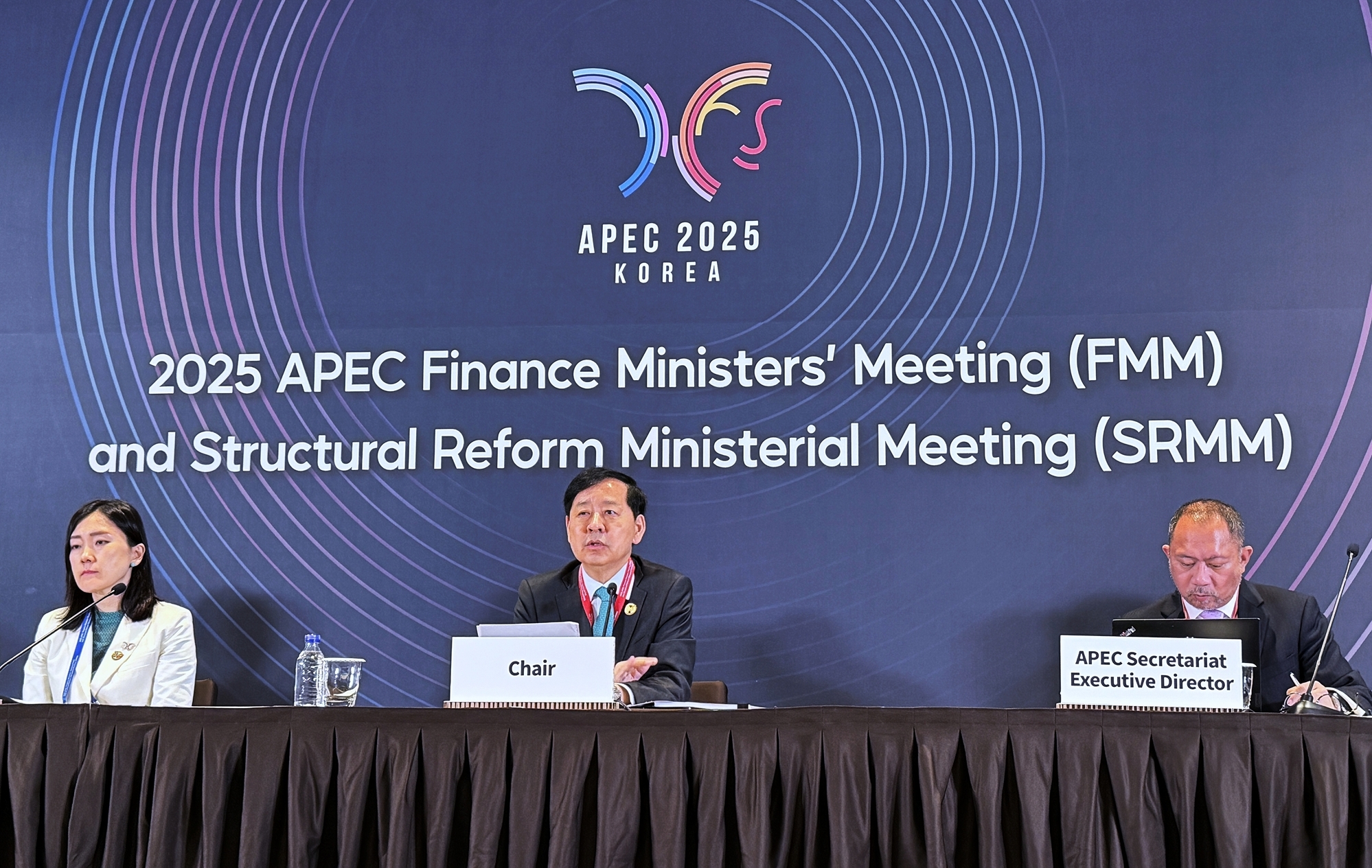 El ministro de Economía y Finanzas de Corea, Koo Yun Cheol (centro), anuncia los resultados de la Reunión Ministerial sobre Reforma Estructural del Foro de Cooperación Económica Asia-Pacífico (APEC) durante una rueda de prensa conjunta, el 23 de octubre, en el complejo Inspire Entertainment Resort, en Incheon. | Xu Aiying