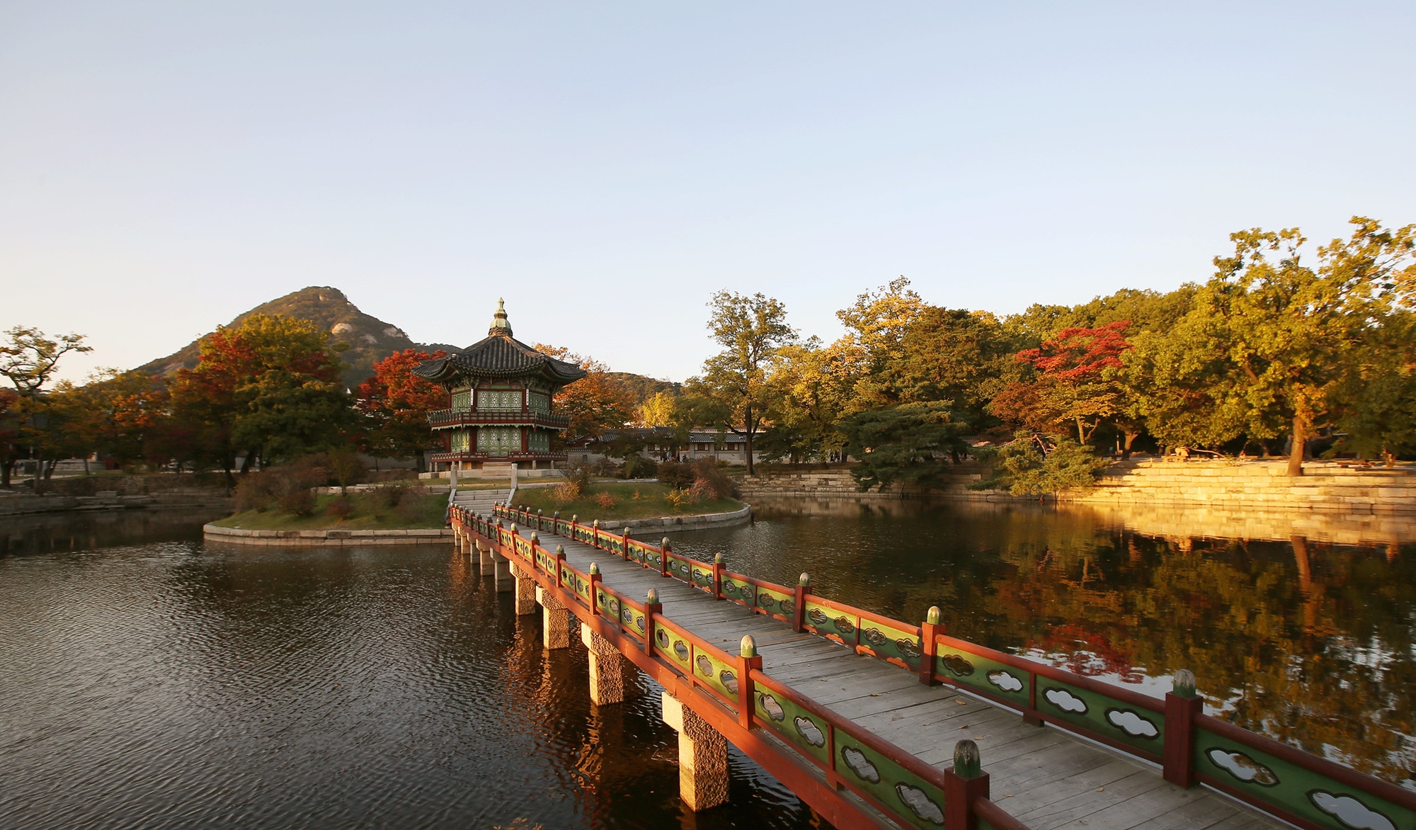 Se muestra el pabellón Hyangwonjeong en el palacio Gyeongbokgung. | Korea.net