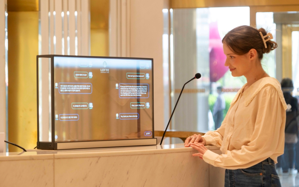 Una clienta utiliza Trans Talker, un servicio de interpretación con inteligencia artificial para compradores extranjeros, en una sucursal de Lotte Department Store en el distrito de Songpa-gu, Seúl. | SK Telecom