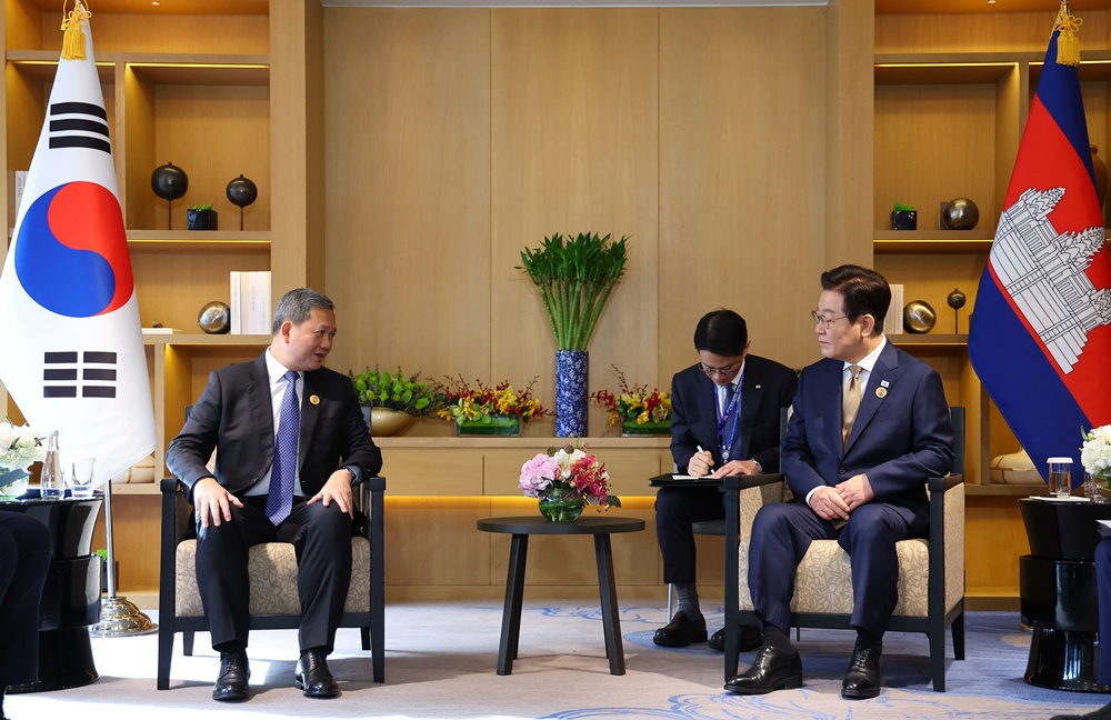 El presidente de Corea, Lee Jae Myung (derecha) y el primer ministro de Camboya, Hun Manet, mantienen una cumbre, el 27 de octubre, en un hotel de Kuala Lumpur, Malasia. | Agencia de Noticias Yonhap