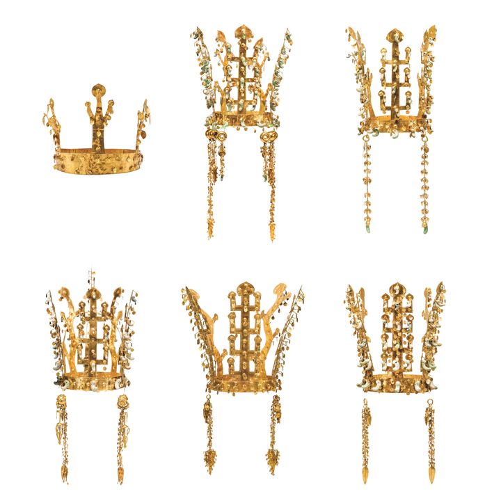La exposición 'Silla Gold Crowns, Power and Prestige', organizada por el Museo Nacional de Gyeongju, exhibe seis coronas de oro del antiguo reino de Silla (57 a.C.–935 d.C.). De izquierda a derecha: coronas doradas de las tumbas de Gyodonggobun, Hwangnamdaechong, Geumgwanchong, Seobongchong, Geumnyeongchong y Cheonmachong. | Museo Nacional de Gyeongju