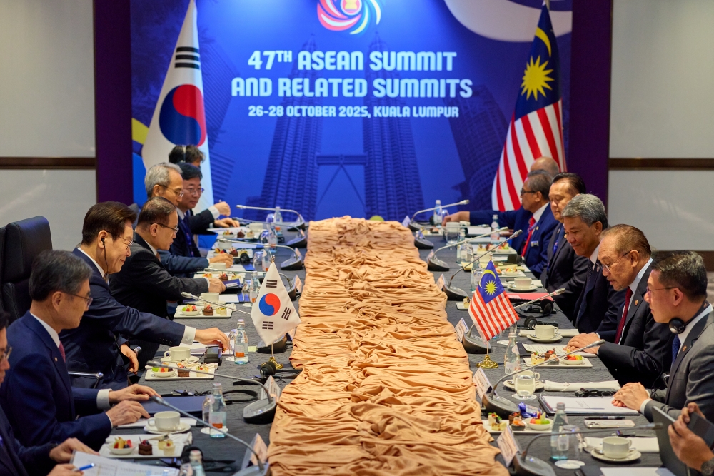 El presidente Lee Jae Myung (segundo por la izquierda), y el primer ministro malasio, Anwar Ibrahim (segundo por la derecha), mantienen una cumbre bilateral, el 27 de octubre, en el Centro de Convenciones de Kuala Lumpur, en la capital de Malasia.