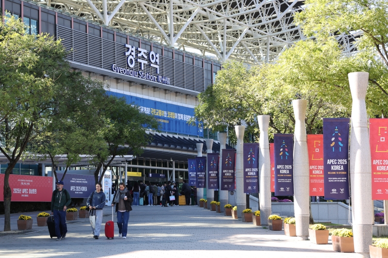La Estación de Gyeongju, en la ciudad homónima en la provincia de Gyeongsangbuk-do, muestra un ambiente de bienvenida para los participantes de la cumbre del Foro de Cooperación Económica Asia-Pacífico (APEC), el 28 de octubre, a tres días del evento.  
