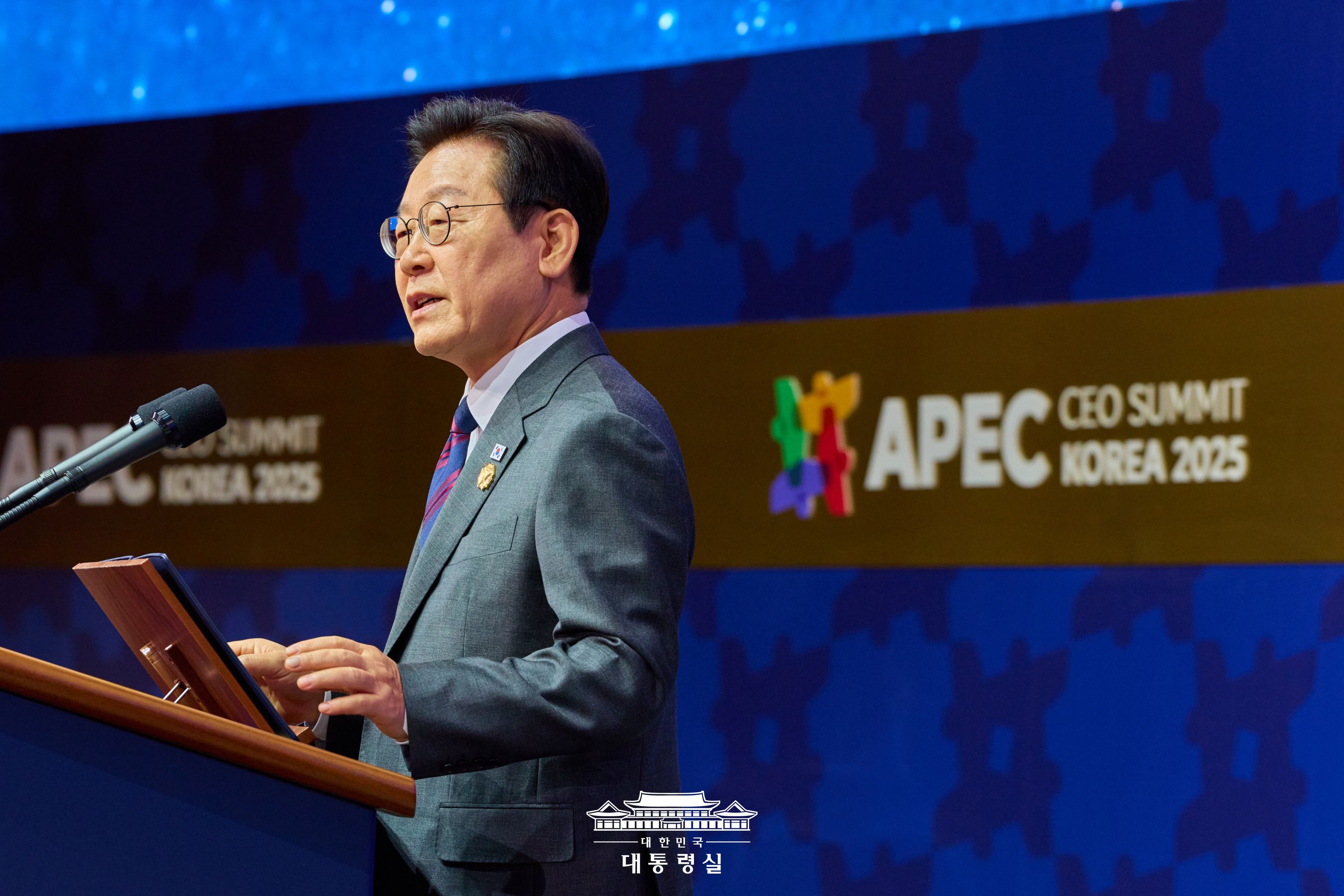 El presidente Lee Jae Myung pronuncia un discurso especial durante la ceremonia inaugural de la Cumbre de Directores Ejecutivos del Foro de Cooperación Asia-Pacífico (APEC), celebrada el 29 de octubre en el Salón Hwarang del Centro de Artes de Gyeongju, provincia de Gyeongsangbuk-do. | Oficina presidencial