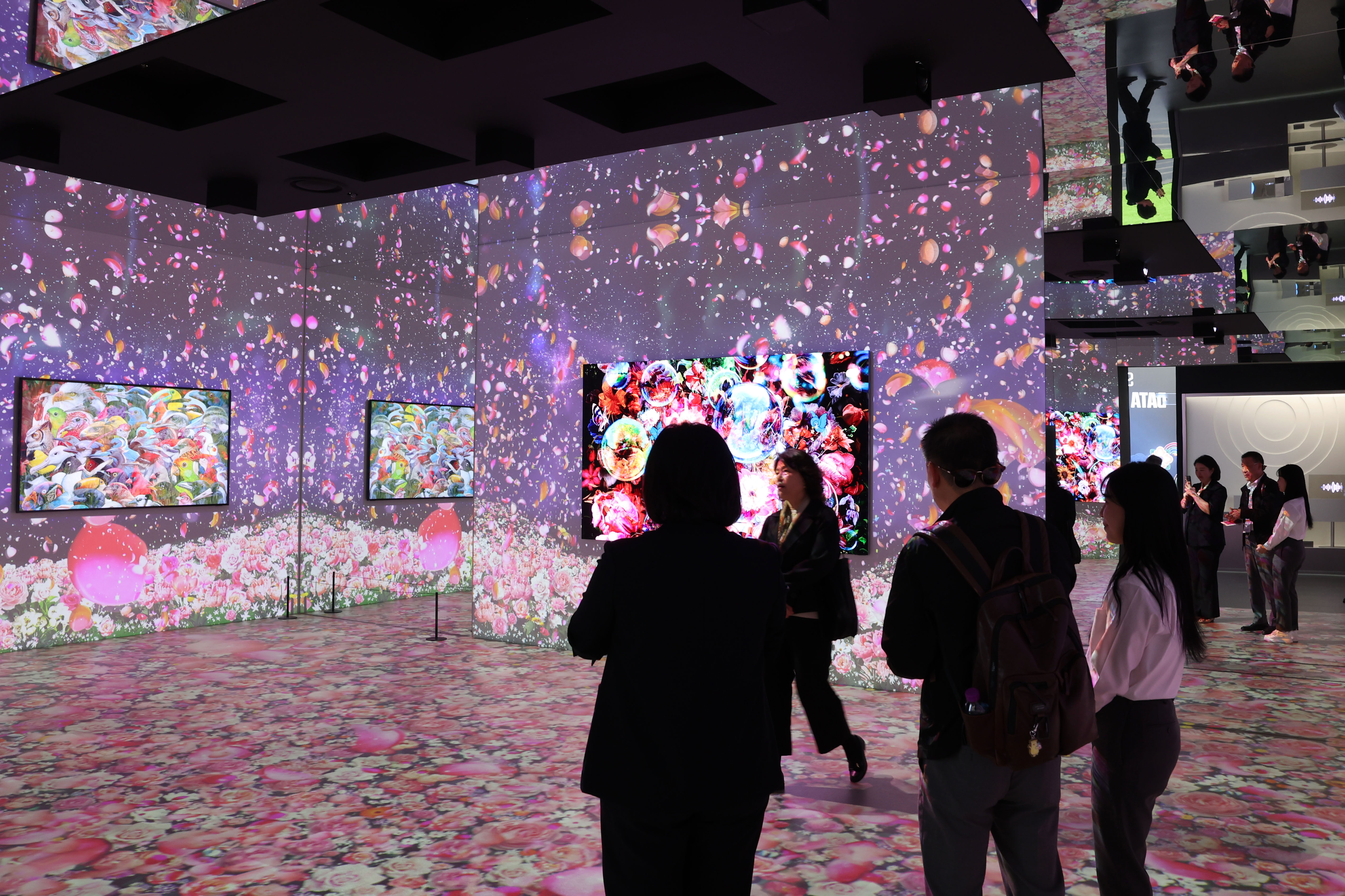 Los visitantes observan el espacio artístico de Samsung Electronics, que presenta pantallas Micro LED y Neo QLED 8K, el 29 de octubre, en el pabellón K-Tech Showcase, en el Parque de Exposiciones de Gyeongju, en la ciudad homónima.