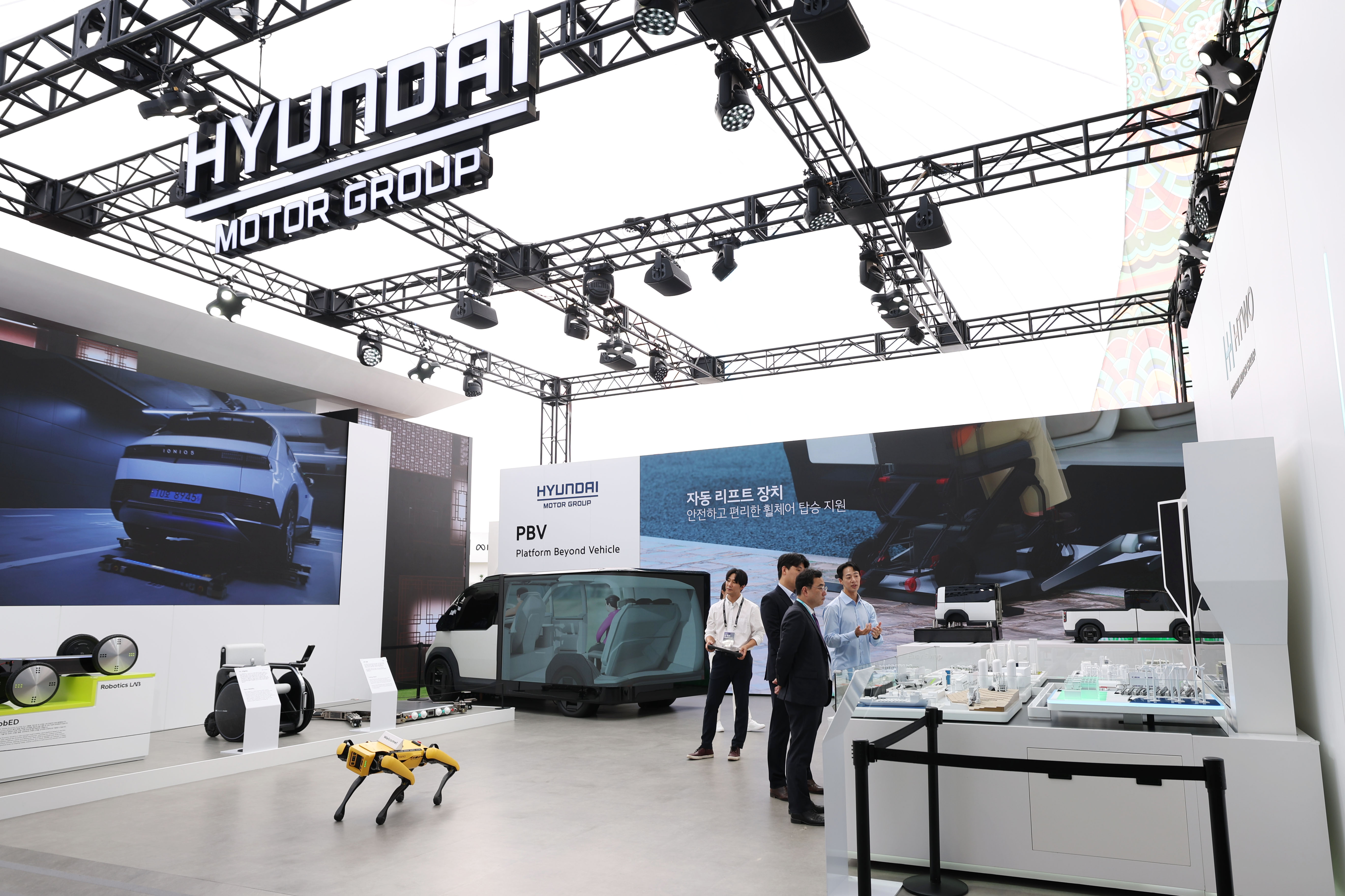 Las tecnologías clave de Hyundai Motor Group en los campos del hidrógeno, la movilidad de propósito específico y la robótica se exhiben el 29 de octubre en el pabellón K-Tech Showcase del Parque de Exposiciones de Gyeongju.