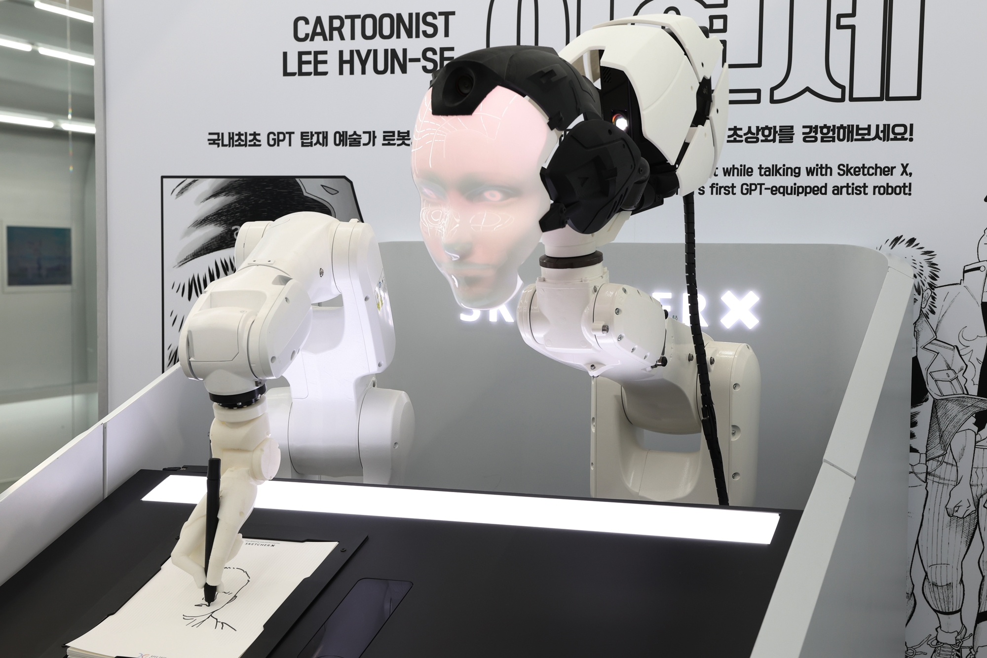 Un robot de dibujo con inteligencia artificial realiza el retrato de un visitante el 28 de octubre en la zona K-Business Square del pabellón de la Exposición Económica del APEC en Gyeongju, provincia de Gyeongsangbuk-do.