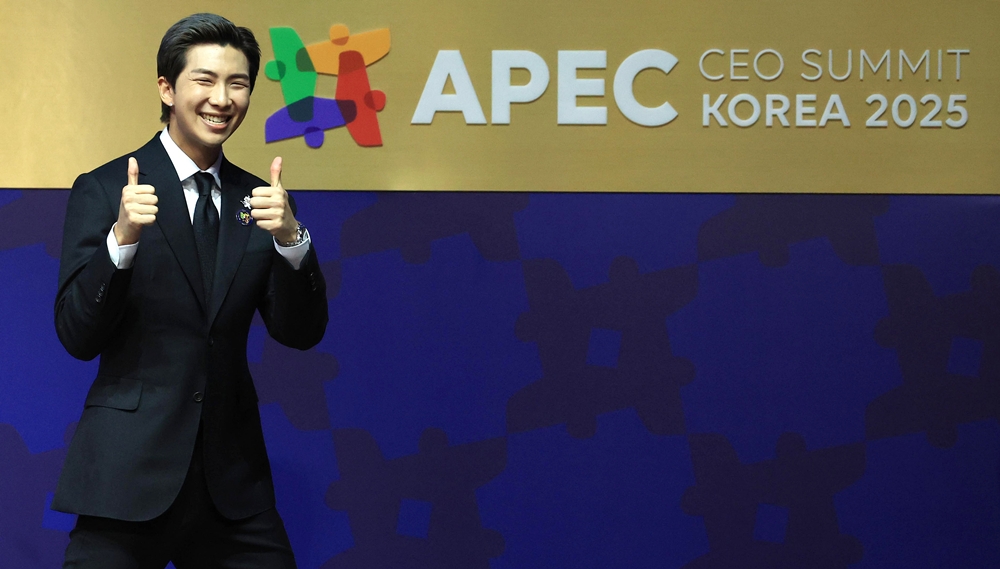 El líder del grupo megaestrella de K-pop BTS, RM, posa para una foto después de dar un discurso  de la Cumbre de Directores Ejecutivos del APEC, el 29 de octubre, en el Centro de Artes de Gyeongju. | Agencia de Noticias Yonhap